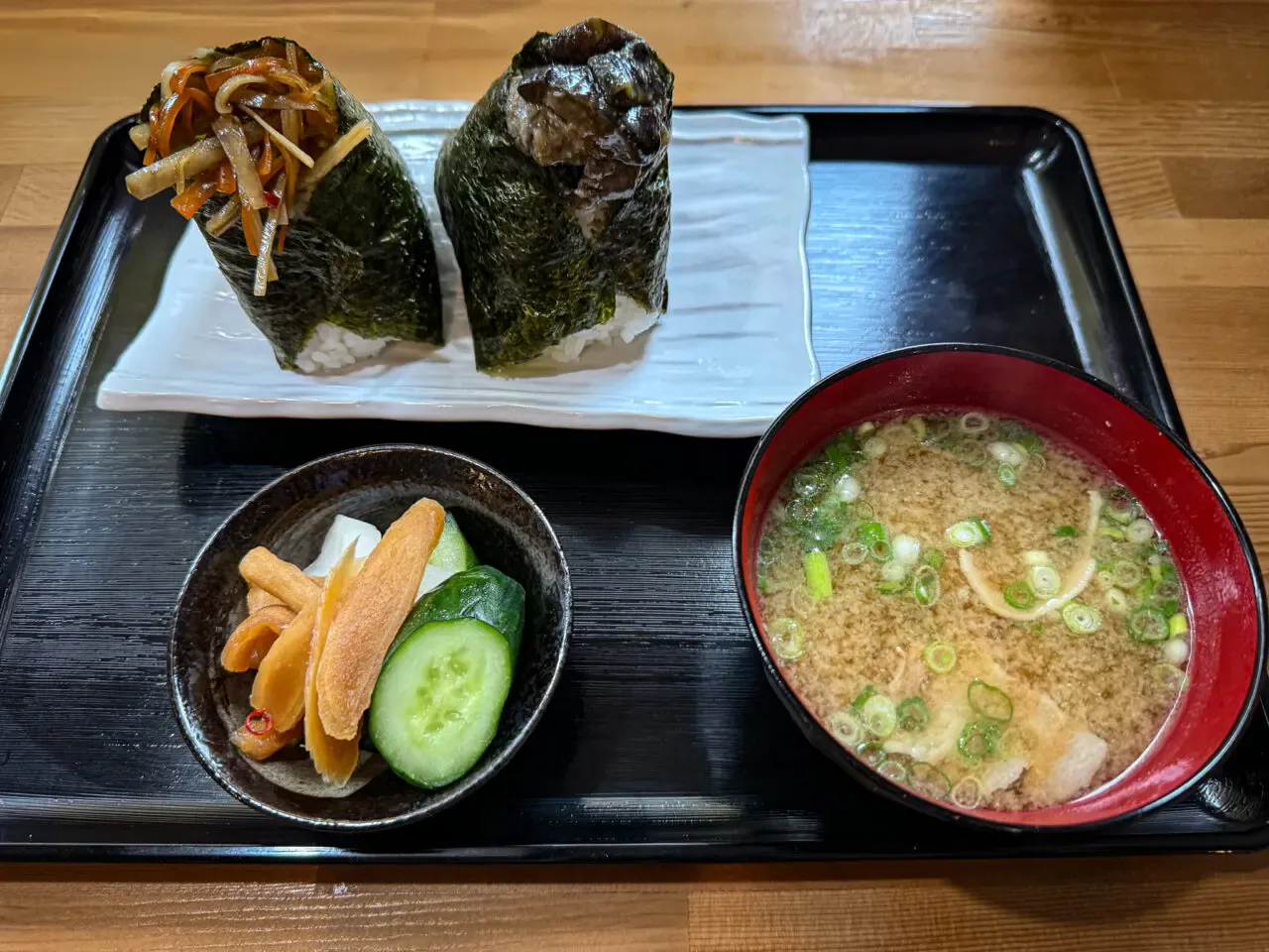 白暖簾に縦書き明朝体で「三光米飯」
