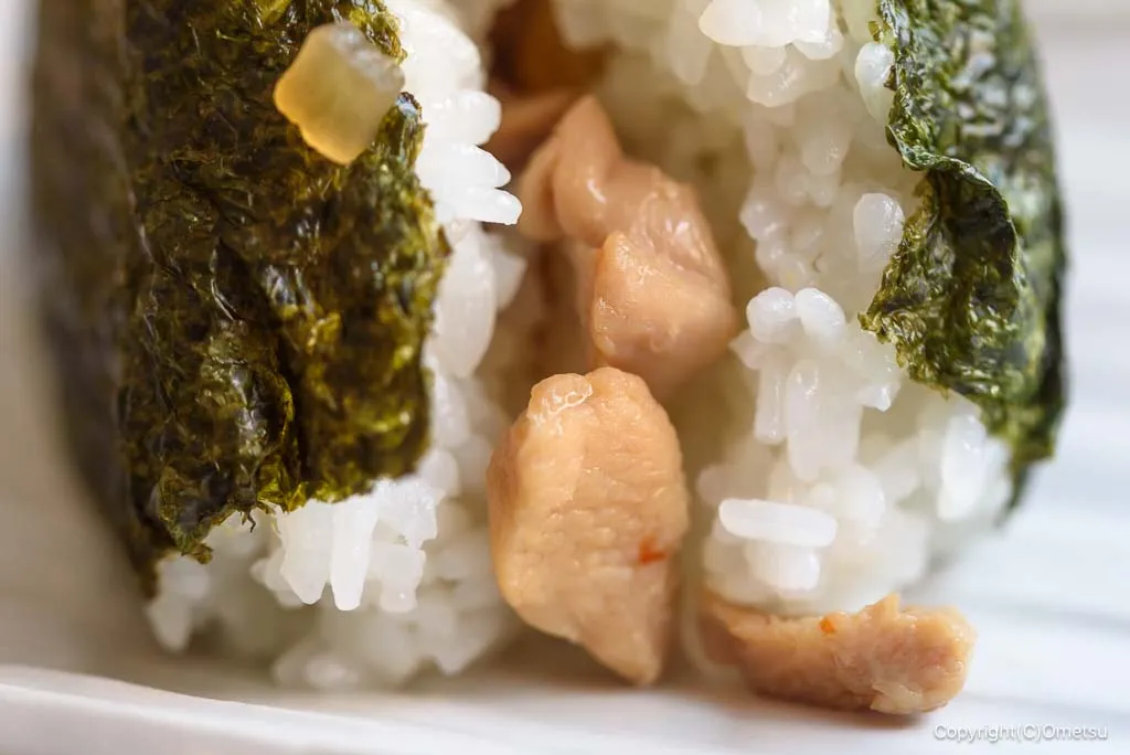 おむすびの寄り。粒立った白飯と海苔の質感が見える。